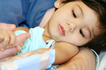 Obraz na płótnie Canvas Chore dziecko w szpitalu patrząc na jego zranionego ramienia