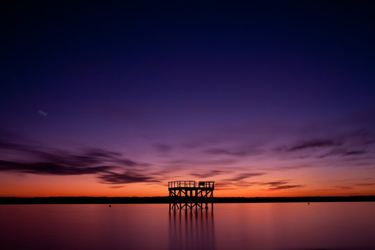 Dramatischer Sonnenuntergang am See