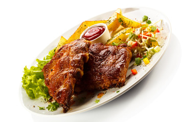 Tasty grilled ribs with vegetables