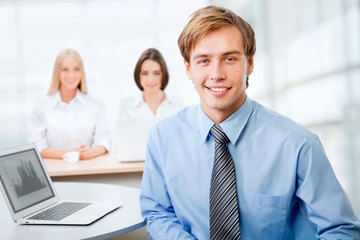 Obraz premium Happy business man with colleagues