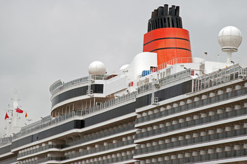 Kreuzfahrtschiff im Hamburger Hafen 2012
