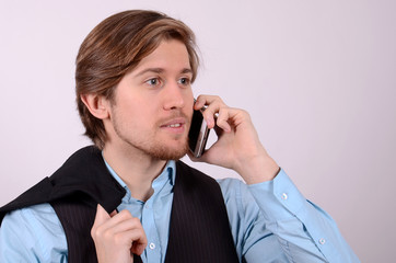 junger mann beim telefonieren
