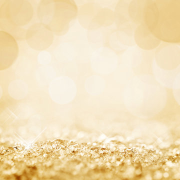 Neige vue de pr&egrave;s, bokeh dor&eacute;, arri&egrave;re plan et fond pour les f&ecirc;tes de fin d'ann&eacute;e, No&euml;l et Nouvel An