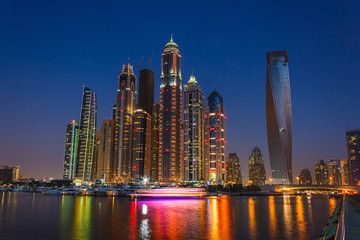 Obraz na płótnie Canvas Nocne życie w Dubai Marina. UAE. 14 listopada 2012