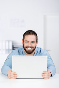 mann mit laptop im büro