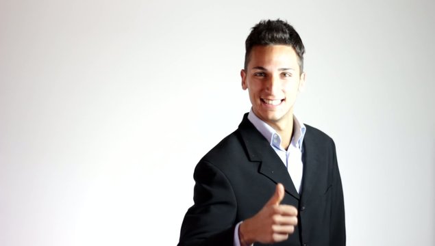 ragazzo fa gesto di approvazione (ok)