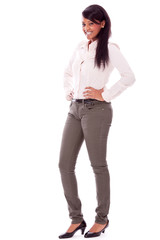 junge erfolgreiche lachende frau in freizeit kledung