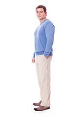 Erwachsener Mann in Freizeitkleidung mit blauem Pullover isolier