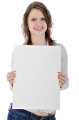 Fototapeta premium Junge Frau in Bluse hält leeres Schild