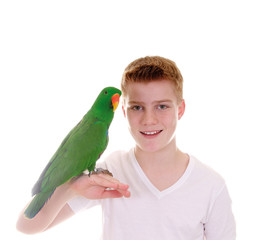 Junge mit Papagei auf der Hand