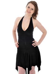 Junge Frau in schwarzem Abendkleid