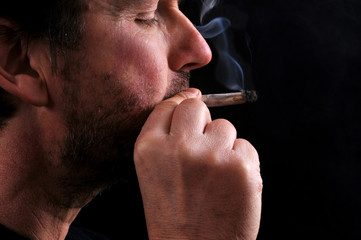 Un fumeur de cannabis