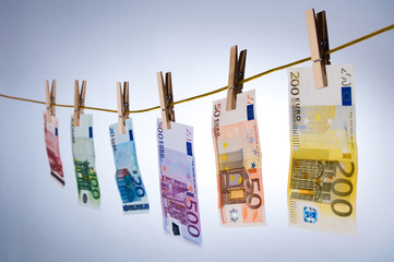 Euro Geldscheine hängen an Waescheklammern 01