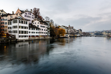 Fototapeta na wymiar Zurich Skyline i Limmat River w Evening, Szwajcaria