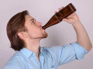 mann beim biertrinken