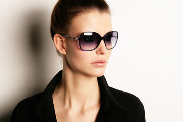 Model mit Sonnenbrille