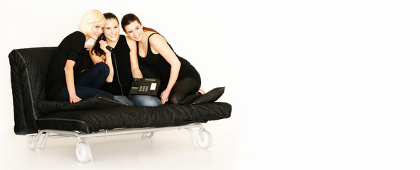 Frauen sitzen mit Telefon auf dem Sofa