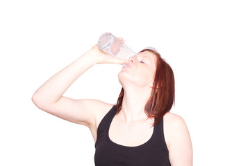 Frau trinkt ein Glas mit Milch aus