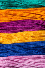 Hilos de colores.