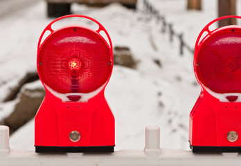 Rote Bauleuchten im Wintereinsatz