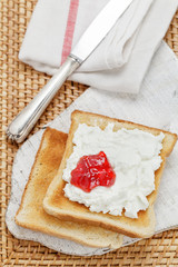 Toast mit Quark und Konfitüre