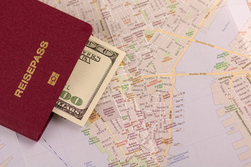 Reisepass und US Dollar auf New York Stadtplan