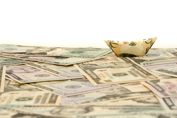 USD Geldschein schwimmt als Schiff in Geld