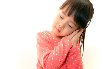 眠る女の子