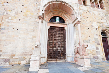 Fototapeta na wymiar door of Parma Cathedral (Duomo)