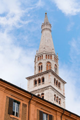 Obraz premium bell tower of Modena Cathedral under urban houses