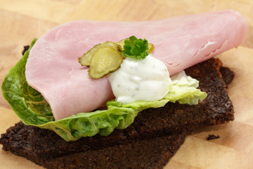 Schwarzbrot mit Schinken