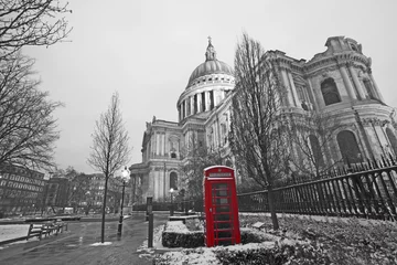 Fotobehang Rood, wit, zwart St Paul& 39 s Cathedral en Red Phonebooth