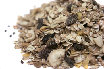 Muesli, fruta y cereales, aislado