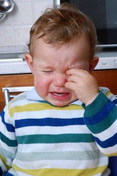 Ni&ntilde;o llorando en una cocina.