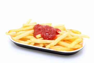 patate fritte su sfondo bianco
