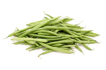 fagiolini verdi su sfondo bianco
