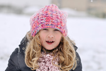 Fototapeta na wymiar Young girl in a winter scene.