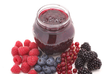 marmellata  frutti di bosco su sfondo bianco