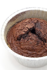 muffin tortino al cioccolato  su sfondo bianco