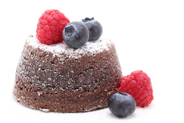 muffin al cioccolato con frutti di bosco sfondo bianco