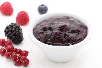 marmellata  frutti di bosco su sfondo bianco