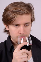mann mit eimen glas wein
