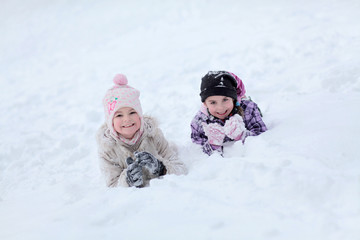 Fototapeta na wymiar Two little angel śnieg