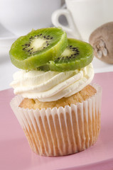 cupcake mit zwei Scheiben Kiwi Frucht
