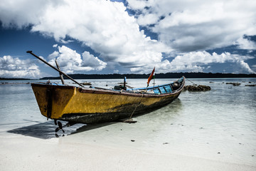 Fototapeta premium Yellow boat on a beach.
