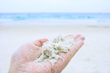 Fototapeta na wymiar Белый океанский песок на ладони