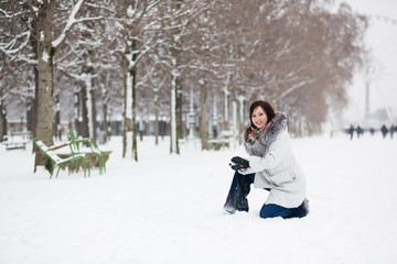 Fototapeta na wymiar Piękna dziewczyna gra śnieżkami w Tuilleries, Paris