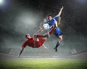 Photo sur Plexiglas Foot deux joueurs de football frappant le ballon