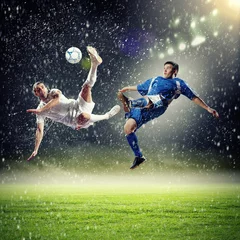 Wandcirkels tuinposter twee voetballers die de bal slaan © Sergey Nivens