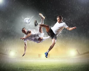 Keuken foto achterwand Voetbal twee voetballers die de bal slaan